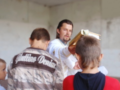 Отець Віталій (Дpoботун) благословляє дітей