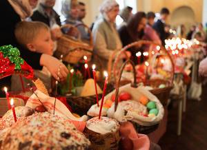 У українського народу є звичай на Великдень благословляти їжу